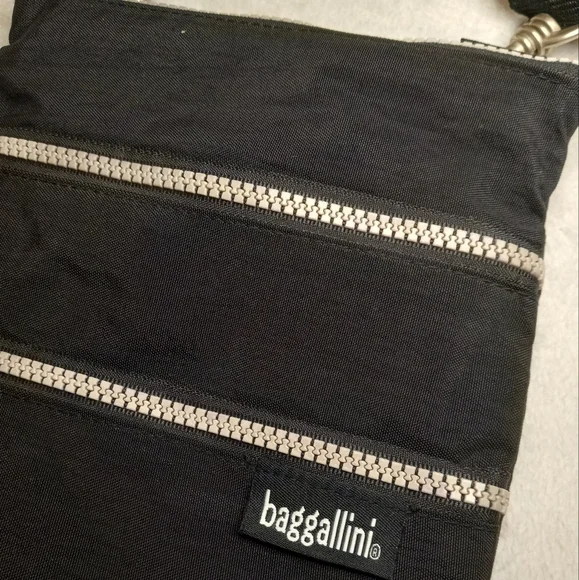 Baggallini NWT 3 Zipper Crossbody Bag - Picture 3 of 5